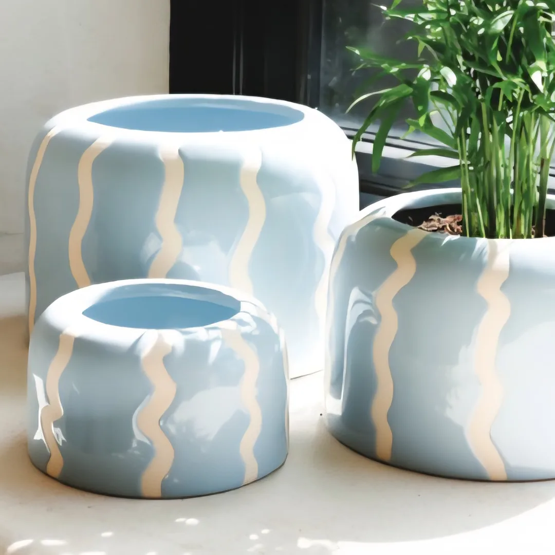 trois jolis cache pots bleu très originaux