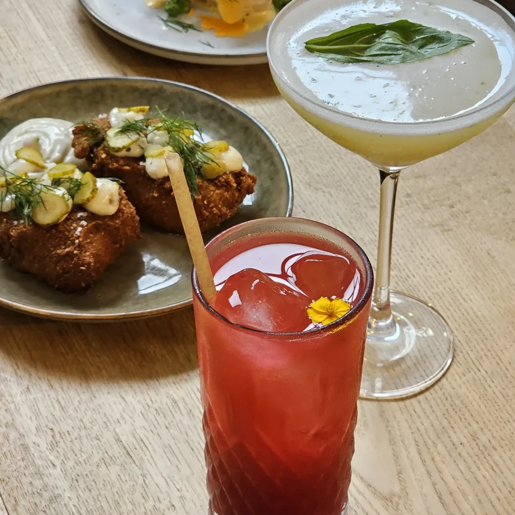 table avec deux cocktails et des tapas en arrière plan