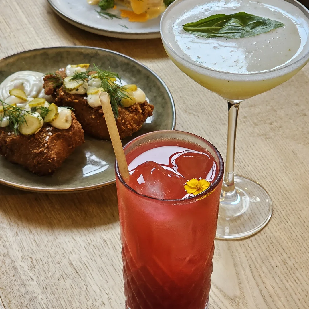 table avec deux cocktails et des tapas en arrière plan