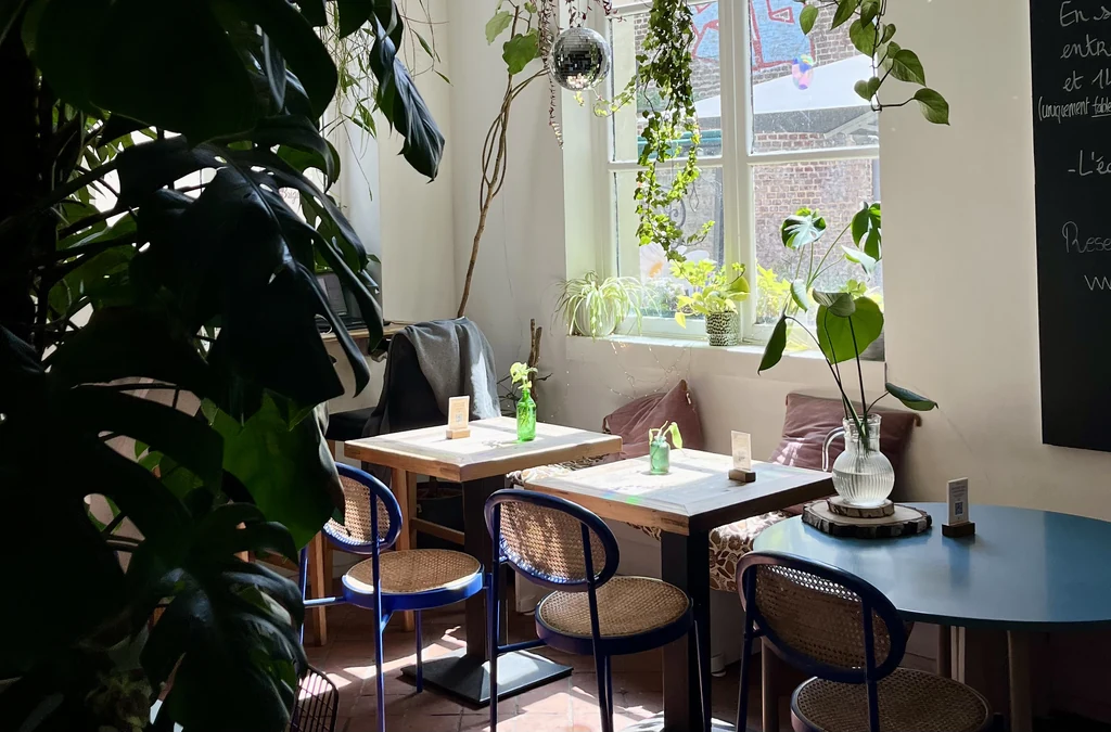 intérieur du restaurant de la Wilderie Lille avec ses tables et ses plantes