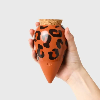 olla pépin léopard macchiato tenu dans une main