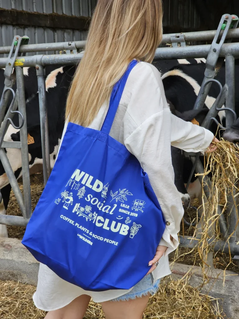Tote bag bleu coton bio Wild Social Club La Wilderie, illustration maison