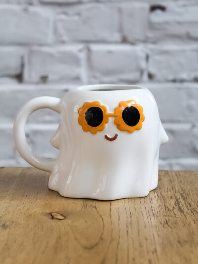 tasse fantôme avec lunette de soleil en fleurs