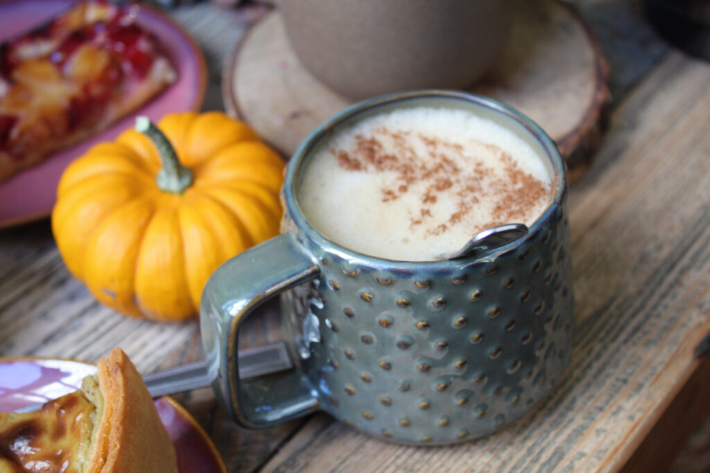boisson pumpkin spice latte avec citrouille derrière