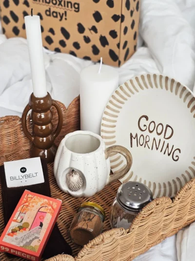 box rituel d'automne contenant un mug hérisson, une assiette, un chandelier et une bougie, une paire de chaussettes, des épices et un mini puzzles