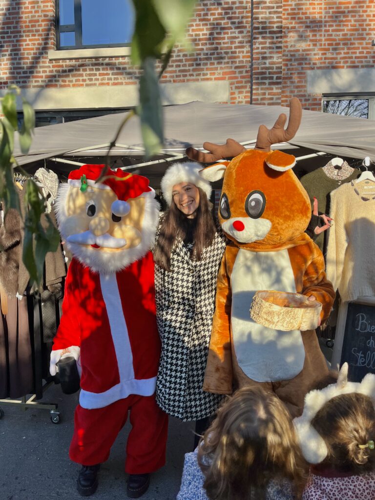 noel au marché de la filature avec deux mascottes pere noel et le cerf